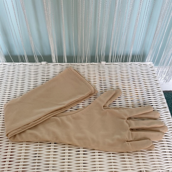 Bella Barnett Nude Sheer Mesh Elbow Gloves NWOT - Picture 3 of 15